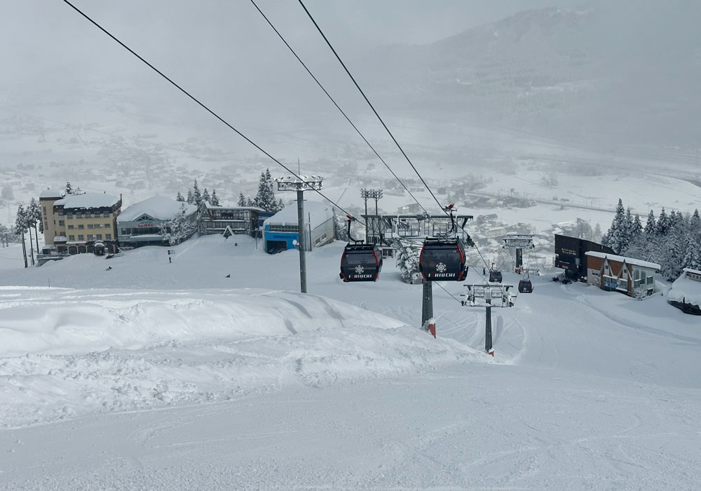 Only gondola cabins loaded on the chondola