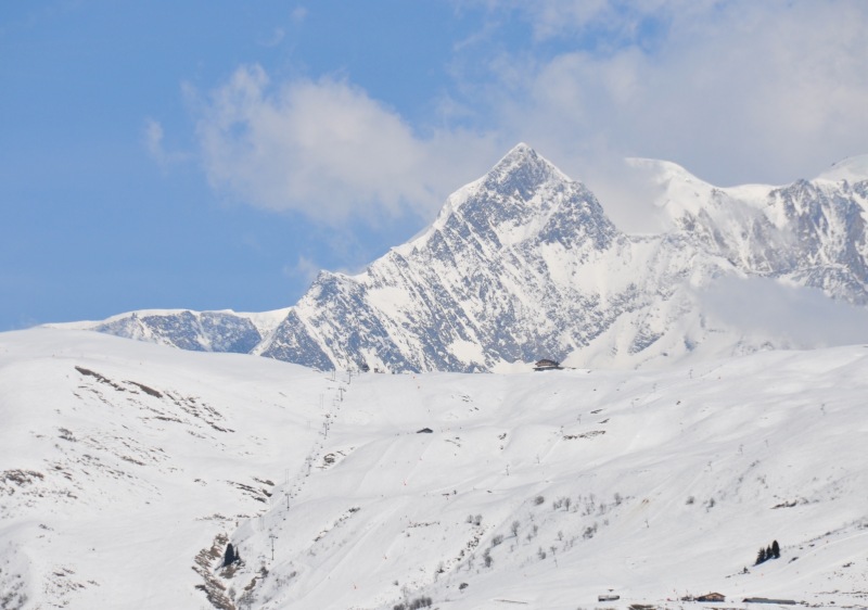 From Hauteluce, the vast off-piste terrain in Les Contamines cannot be seen, but the bulk of Mont Blanc behind most certainly can.