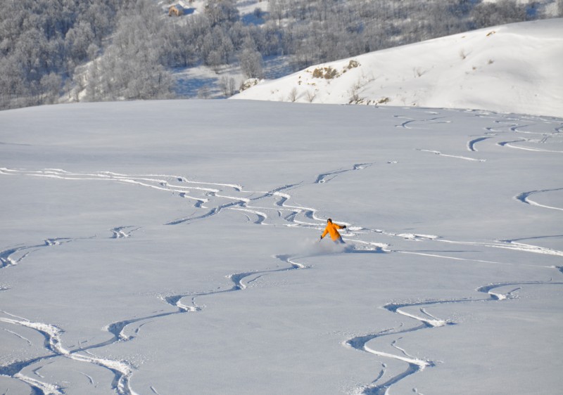 Off-piste powder skiing from the top Meribel heading down into St Martin de Belleville